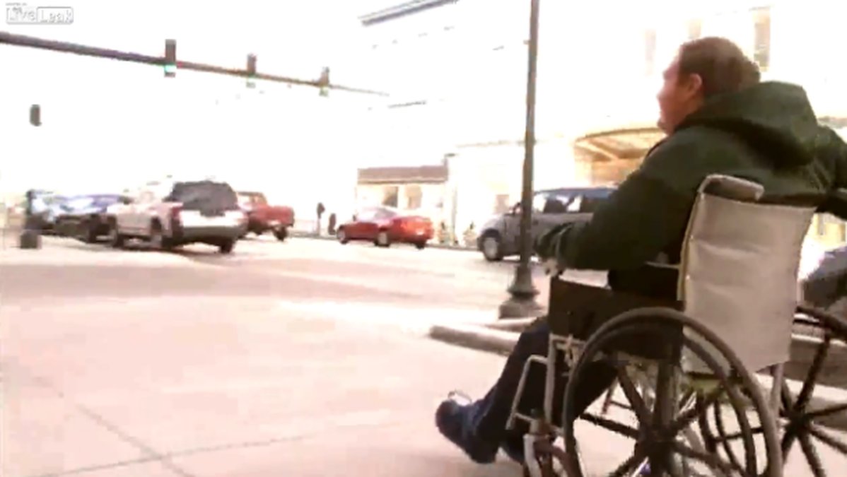 Lexington TV tar mannen på bar gärning när han åker runt i sin rullstol.
